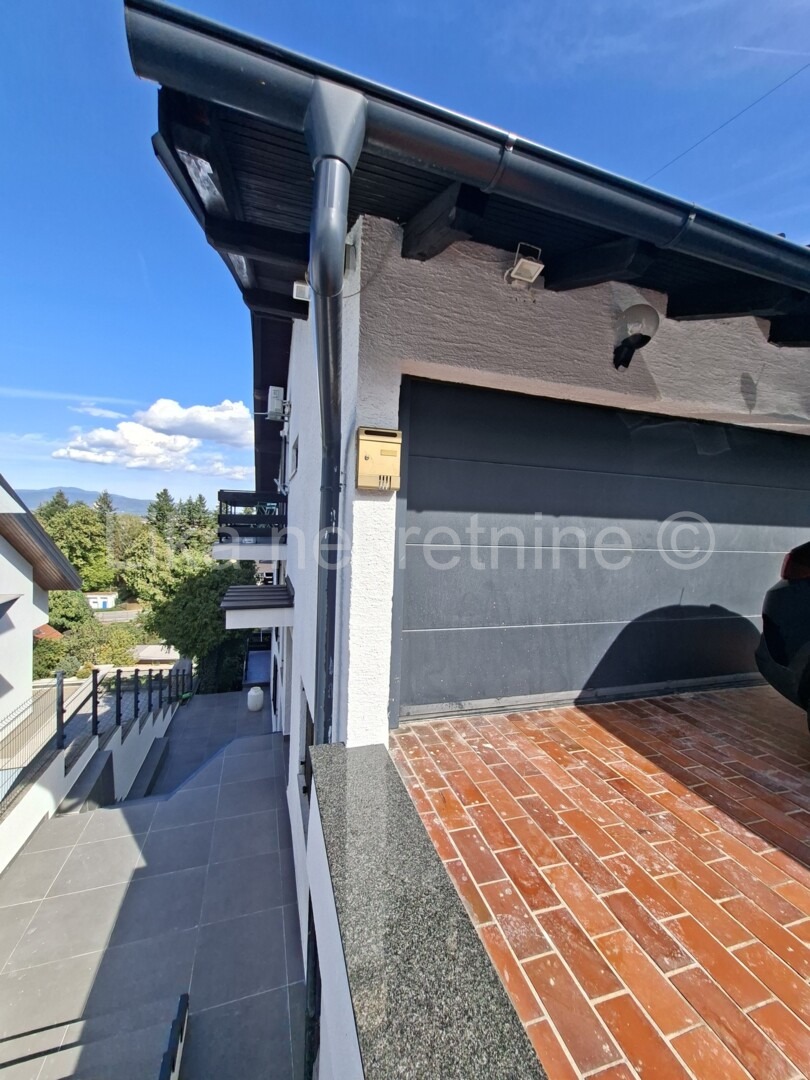 SAMOBOR CENTAR-202m2-Prostran obiteljski dom s vrtom, garažom i panoramskim pogledom (9)