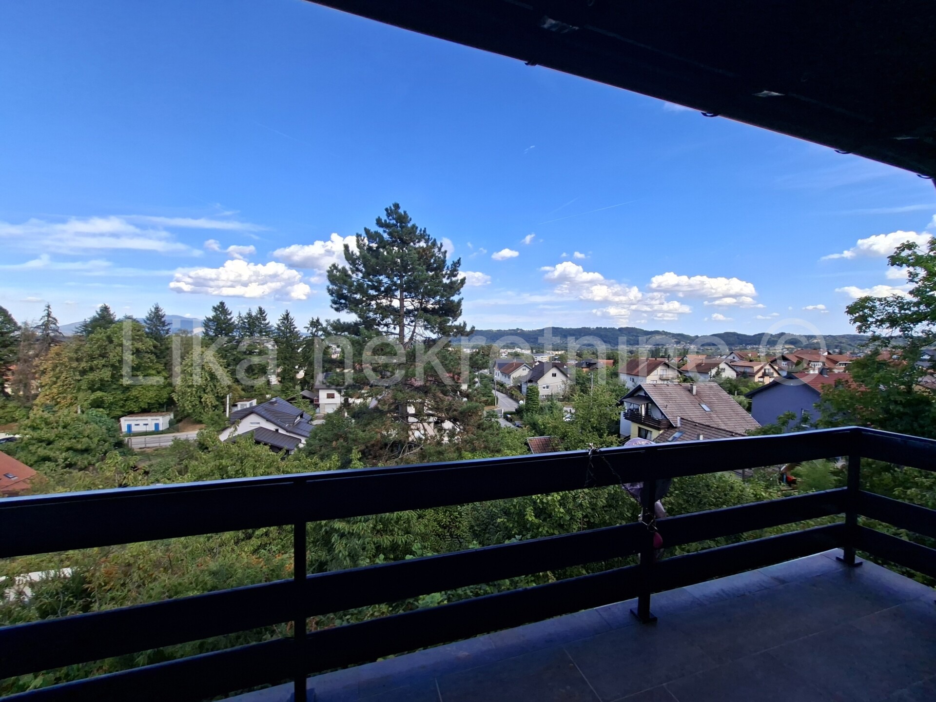 SAMOBOR CENTAR-202m2-Prostran obiteljski dom s vrtom, garažom i panoramskim pogledom (13)
