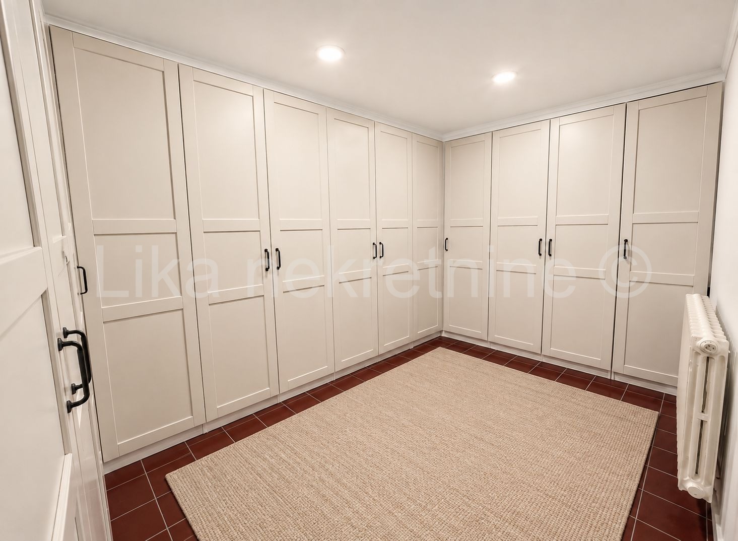 SAMOBOR CENTAR-202m2-Prostran obiteljski dom s vrtom, garažom i panoramskim pogledom (8)