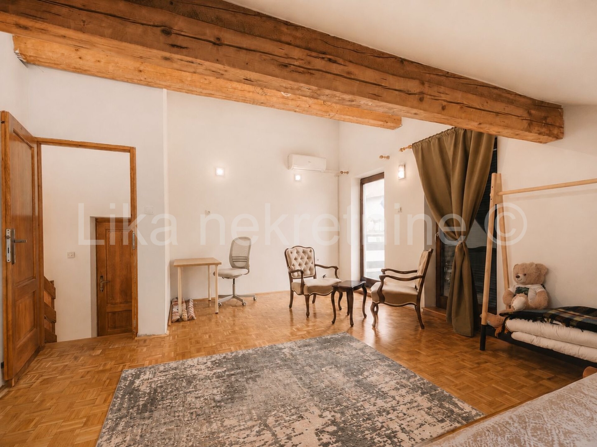SAMOBOR CENTAR-202m2-Prostran obiteljski dom s vrtom, garažom i panoramskim pogledom (7)