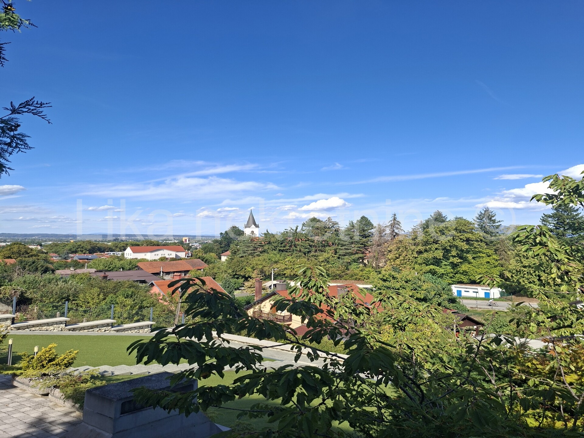 SAMOBOR CENTAR-202m2-Prostran obiteljski dom s vrtom, garažom i panoramskim pogledom (14)