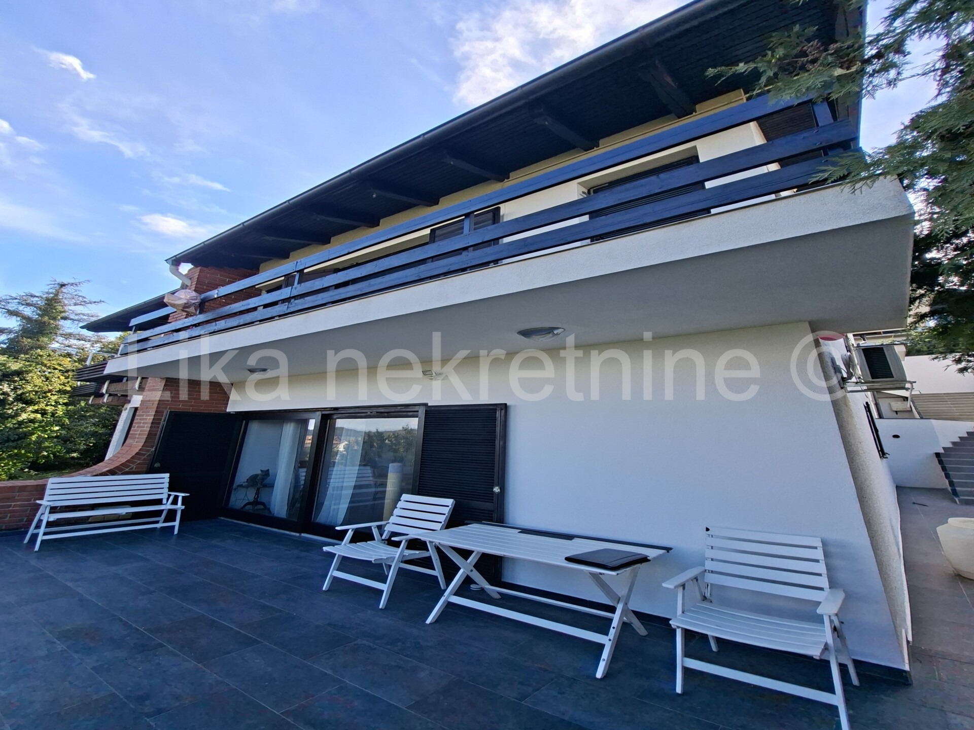 SAMOBOR CENTAR-202m2-Prostran obiteljski dom s vrtom, garažom i panoramskim pogledom (10)