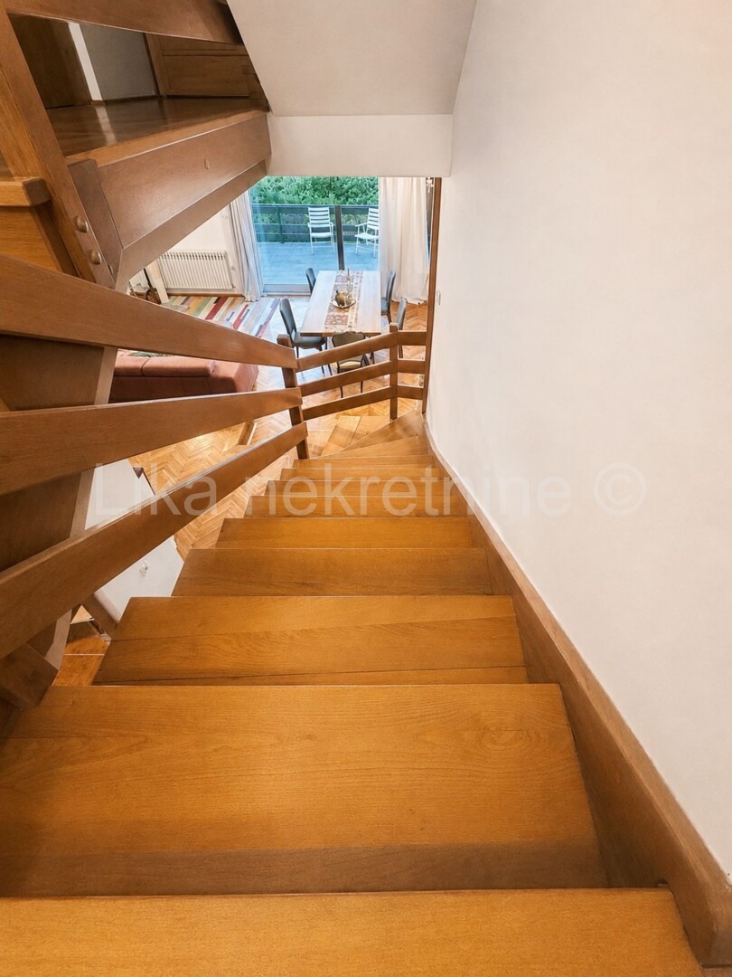 SAMOBOR CENTAR-202m2-Prostran obiteljski dom s vrtom, garažom i panoramskim pogledom (5)