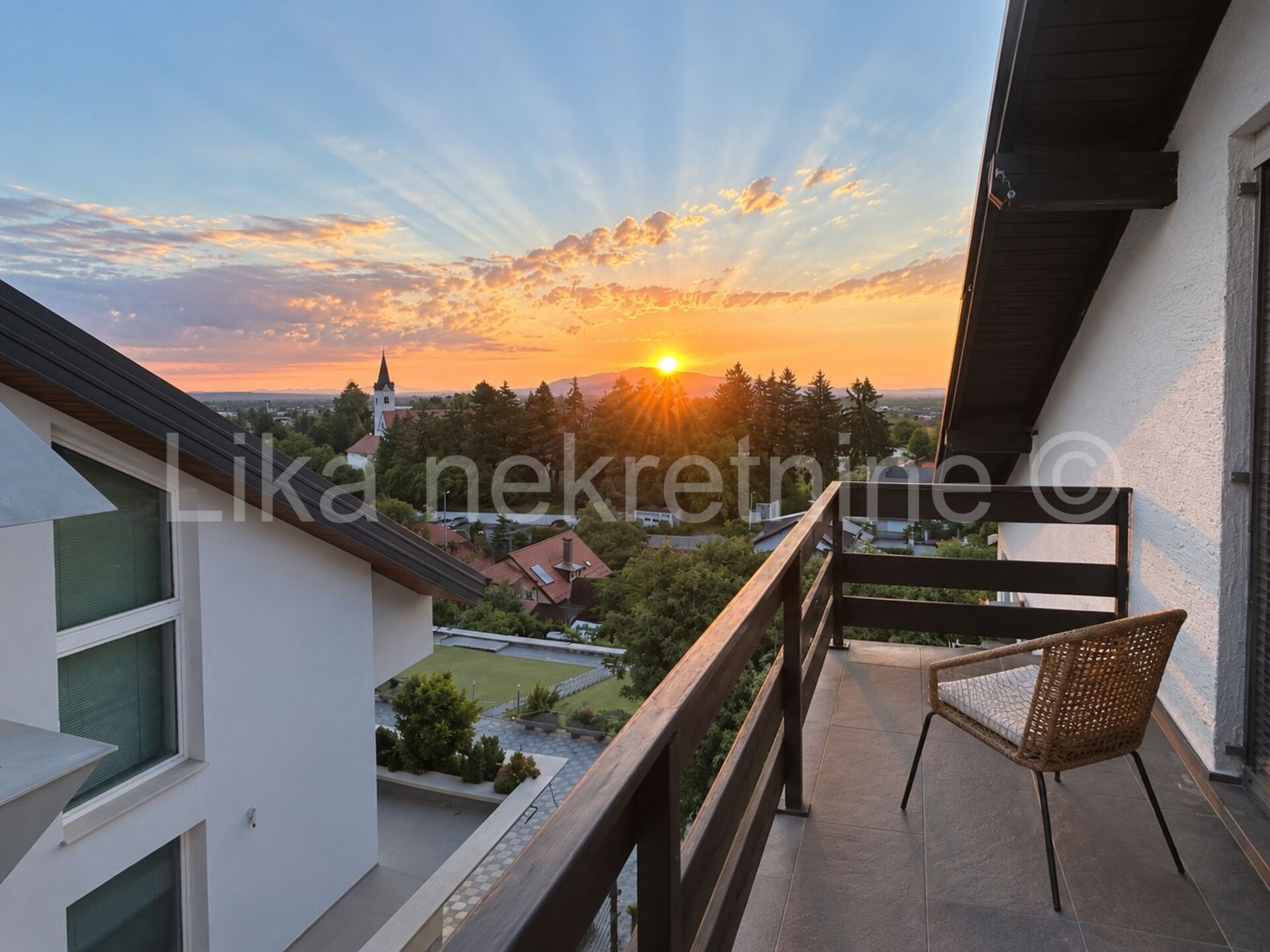 SAMOBOR CENTAR-202m2-Prostran obiteljski dom s vrtom, garažom i panoramskim pogledom