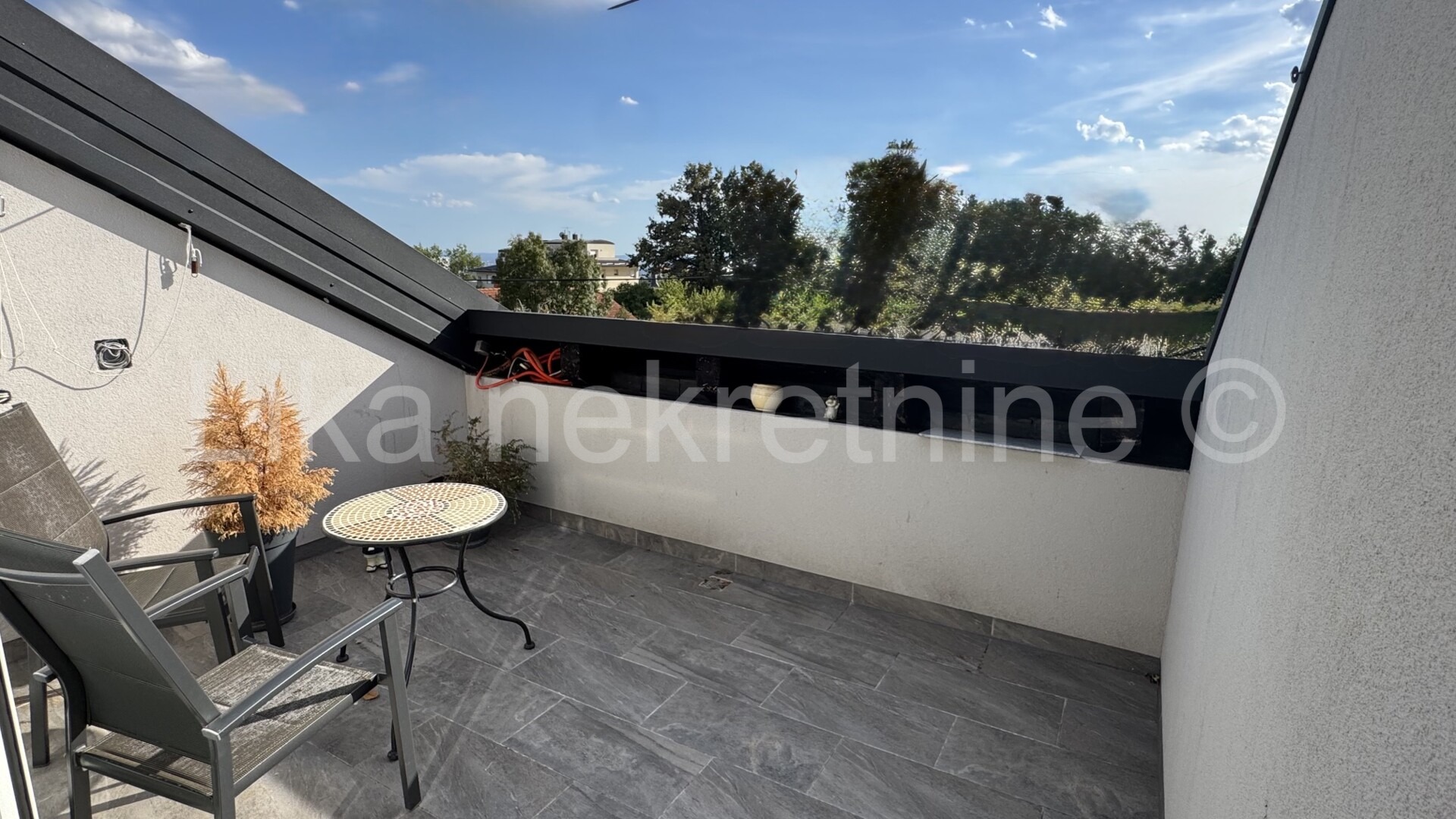 ZAGREB-Remete ekskluzivno uređen 4s dvoetažni 200m2 sa 2 park mjesta (12)