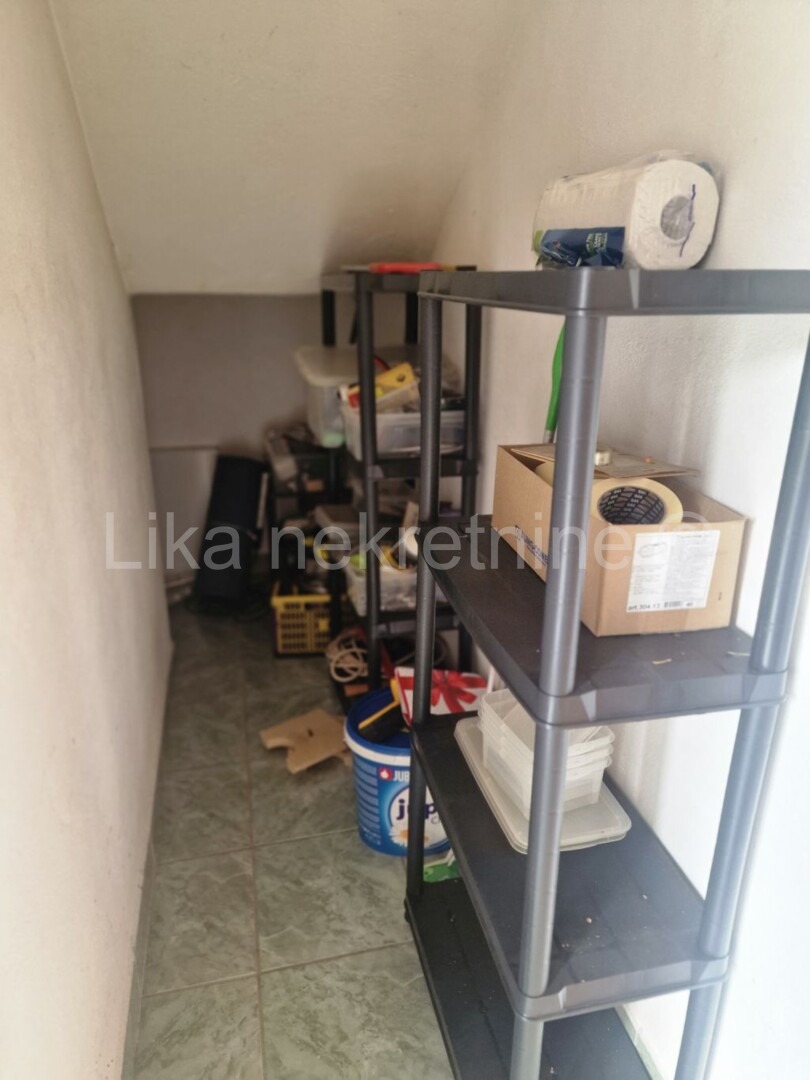 OTOČAC - Poljica - kuća visokoprizemnica, dva stana po 64 m2 (8)