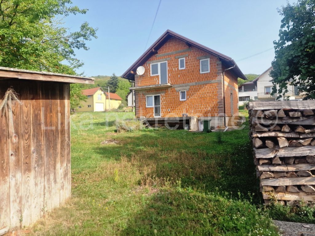 OTOČAC - Poljica - kuća visokoprizemnica, dva stana po 64 m2 (3)