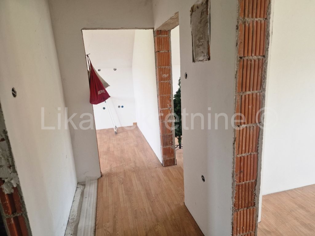 OTOČAC - Poljica - kuća visokoprizemnica, dva stana po 64 m2 (10)