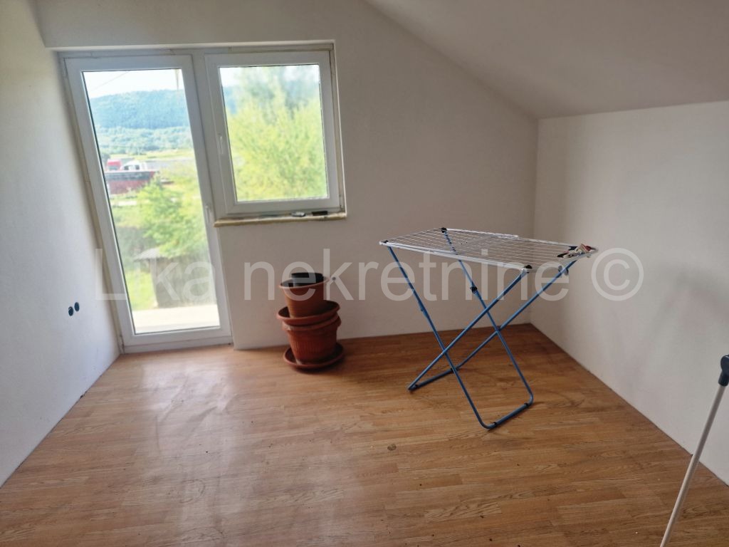 OTOČAC - Poljica - kuća visokoprizemnica, dva stana po 64 m2 (11)
