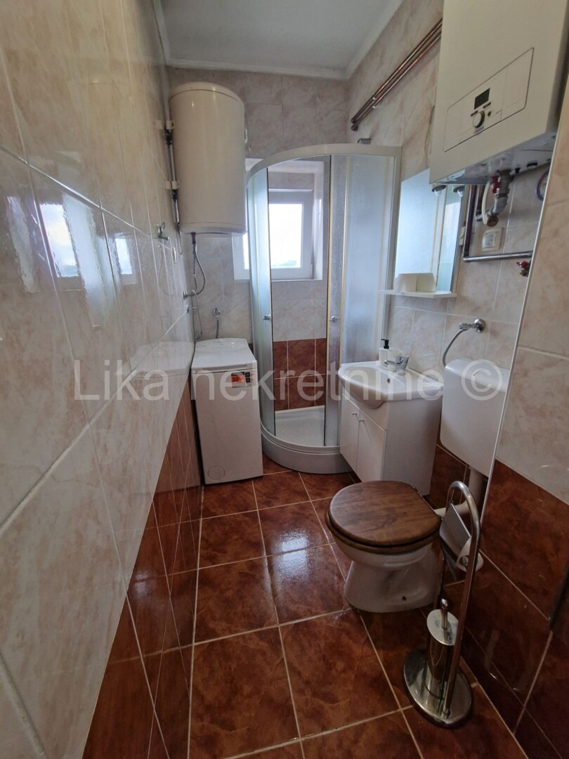 OTOČAC - Bartola Kašića, dvosobni stan 51,42 m2, 3.kat, balkon. (8)