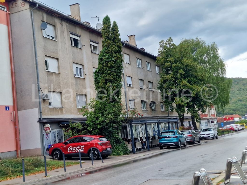 OTOČAC - Bartola Kašića, dvosobni stan 51,42 m2, 3.kat, balkon.