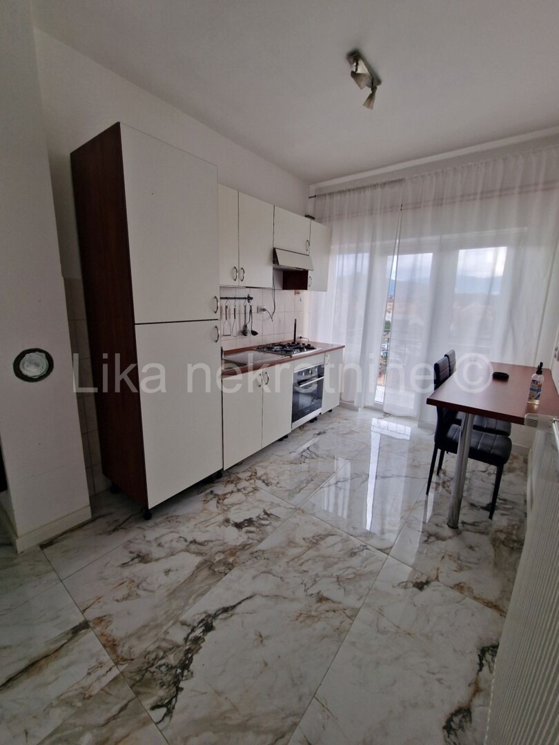 OTOČAC - Bartola Kašića, dvosobni stan 51,42 m2, 3.kat, balkon. (2)