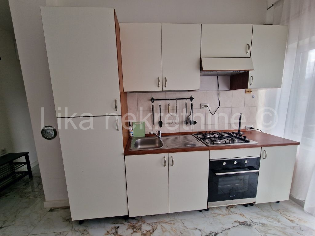 OTOČAC - Bartola Kašića, dvosobni stan 51,42 m2, 3.kat, balkon. (4)