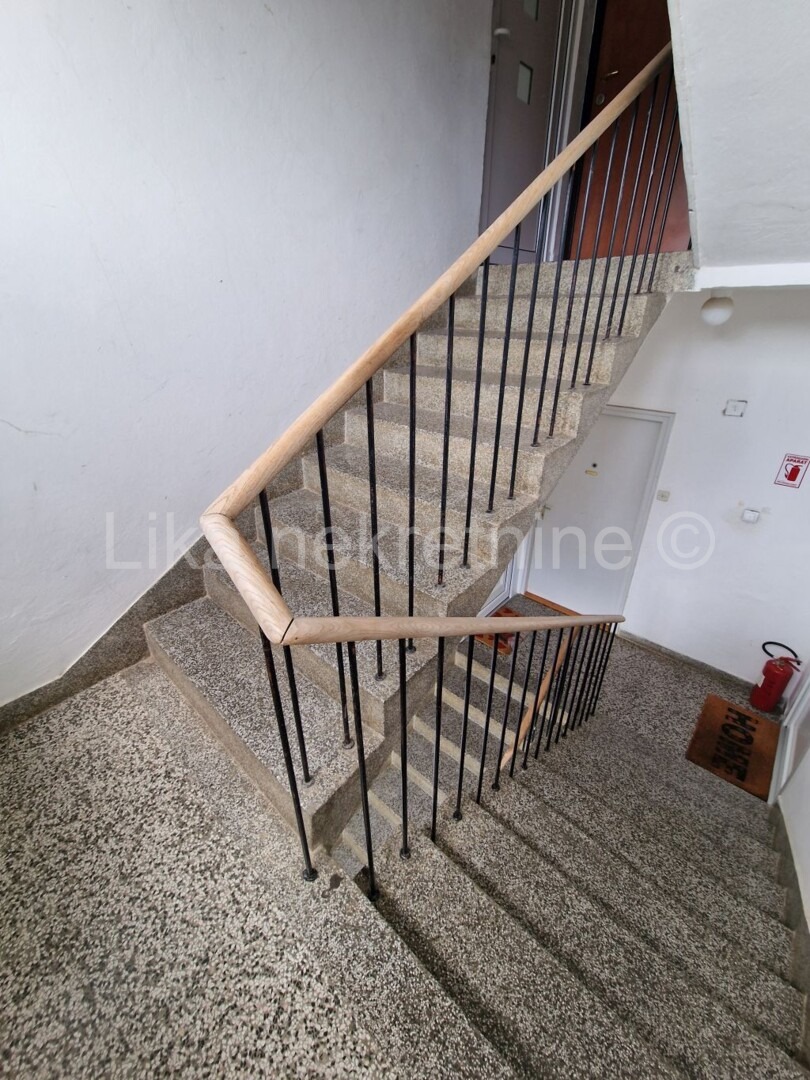 OTOČAC - Bartola Kašića, dvosobni stan 51,42 m2, 3.kat, balkon. (12)