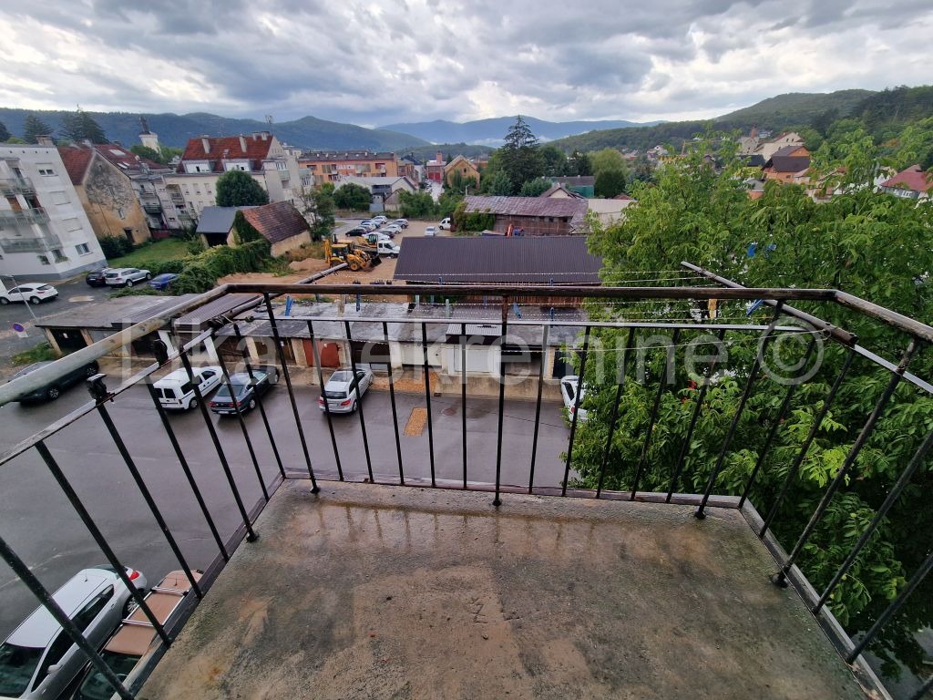 OTOČAC - Bartola Kašića, dvosobni stan 51,42 m2, 3.kat, balkon. (10)