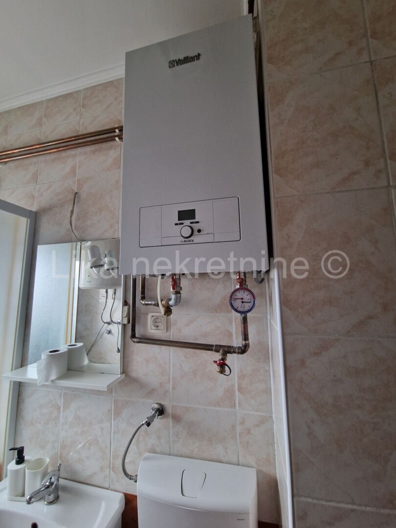 OTOČAC - Bartola Kašića, dvosobni stan 51,42 m2, 3.kat, balkon. (9)