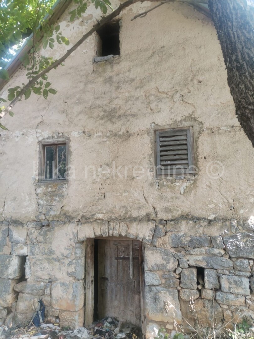 UDBINA ( Jošani ) - kamena kuća za renoviranje i zemlja 118.535 m2 (3)