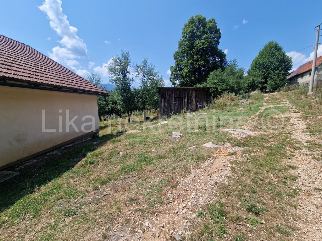 ŠVICA ( Otočac ) - kuća, okućnica i zemlja 37.000 m2 (3)