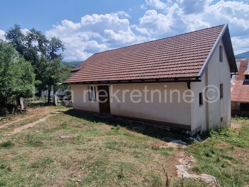 ŠVICA ( Otočac ) - kuća, okućnica i zemlja 37.000 m2 (2)