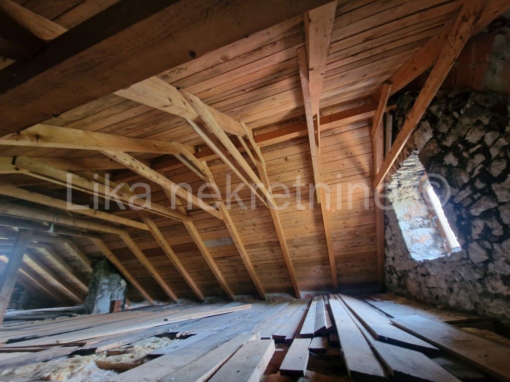ŠVICA ( Otočac ) - kuća, okućnica i zemlja 37.000 m2 (9)