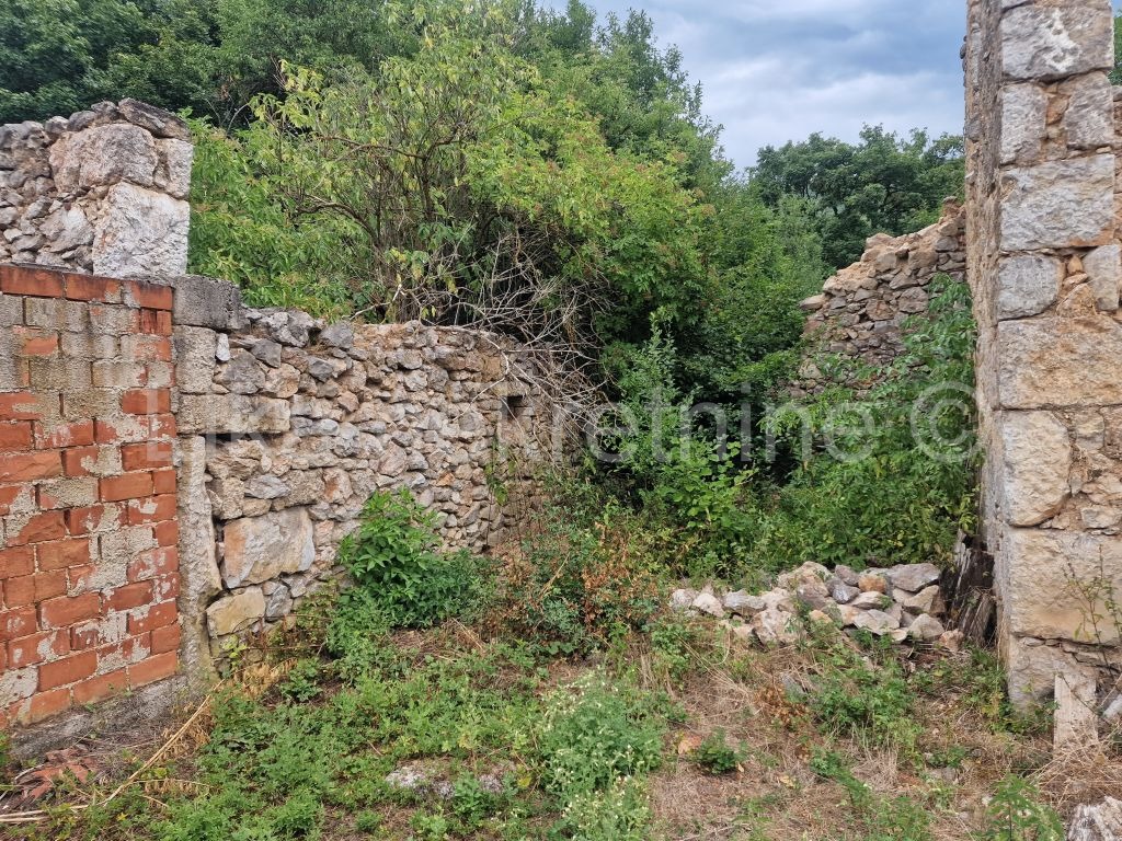 SINAC ( Otočac ) - kuća, pomoćna zgrada, voćnjak, okućnica 2661 m2 (13)