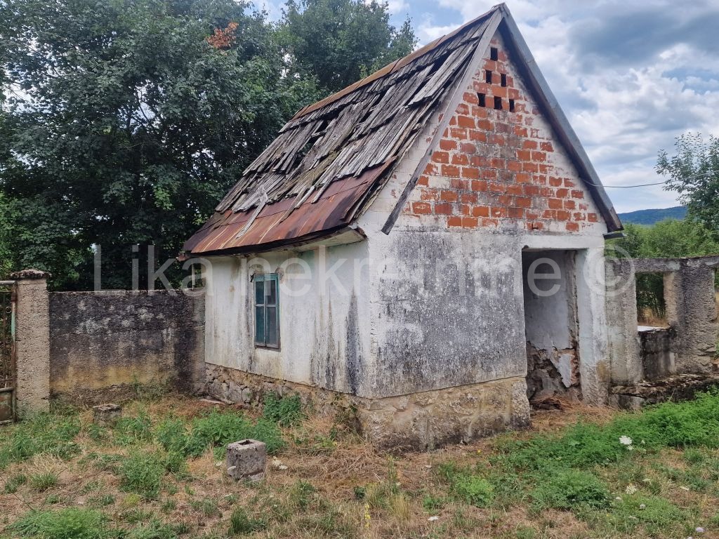SINAC ( Otočac ) - kuća, pomoćna zgrada, voćnjak, okućnica 2661 m2 (3)