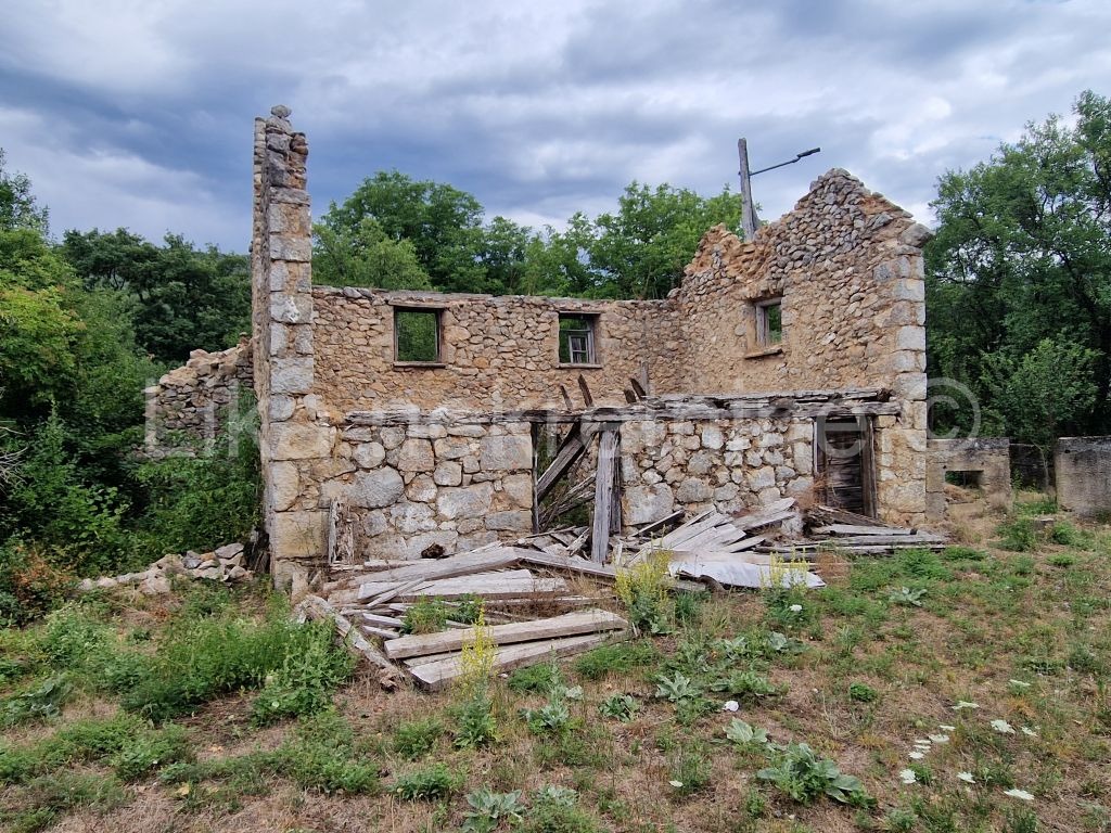 SINAC ( Otočac ) - kuća, pomoćna zgrada, voćnjak, okućnica 2661 m2 (4)