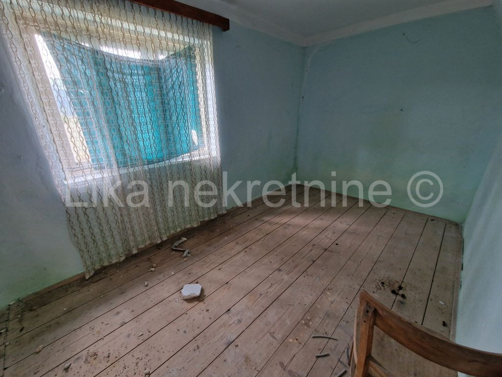 SINAC ( Otočac ) - kuća, pomoćna zgrada, voćnjak, okućnica 2661 m2 (5)