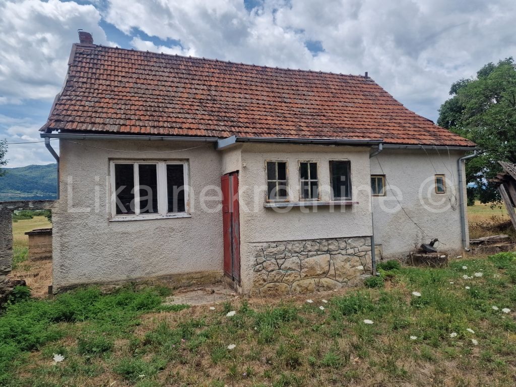 SINAC ( Otočac ) - kuća, pomoćna zgrada, voćnjak, okućnica 2661 m2