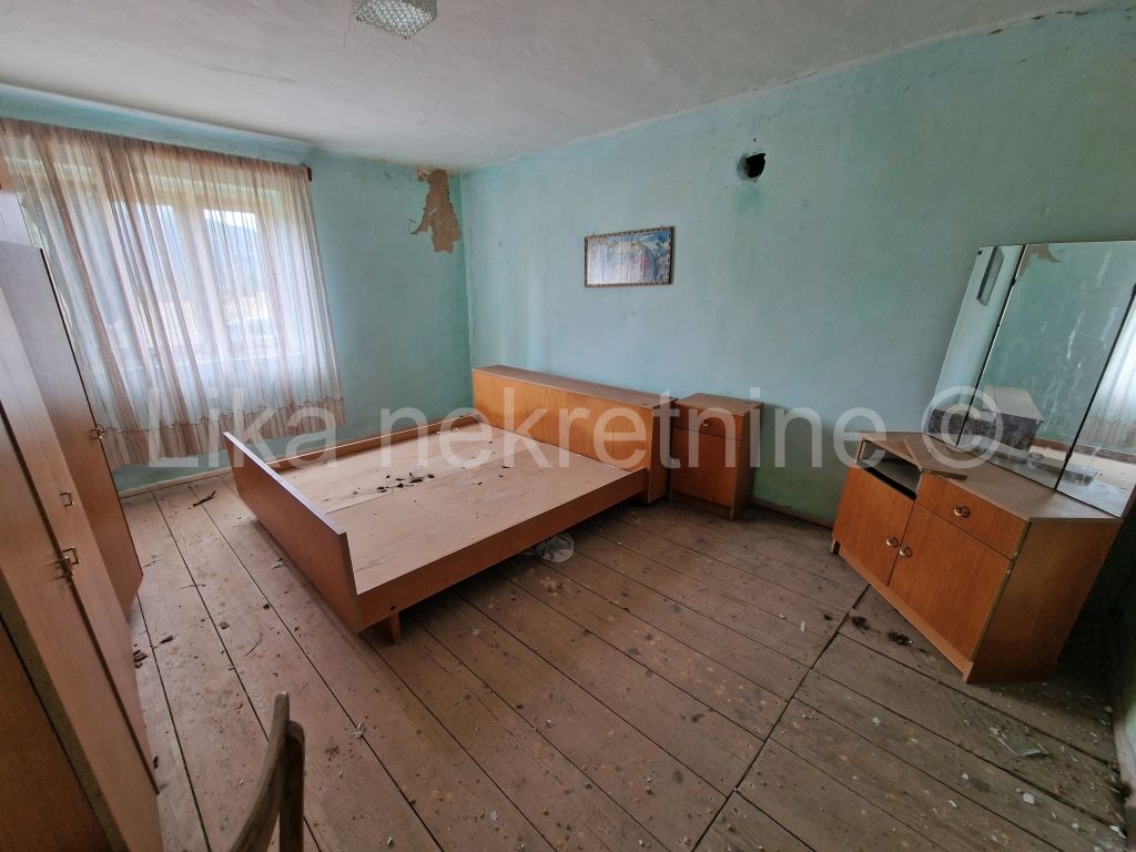 SINAC ( Otočac ) - kuća, pomoćna zgrada, voćnjak, okućnica 2661 m2 (6)