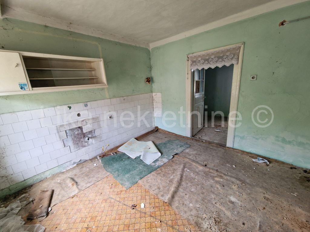 SINAC ( Otočac ) - kuća, pomoćna zgrada, voćnjak, okućnica 2661 m2 (7)