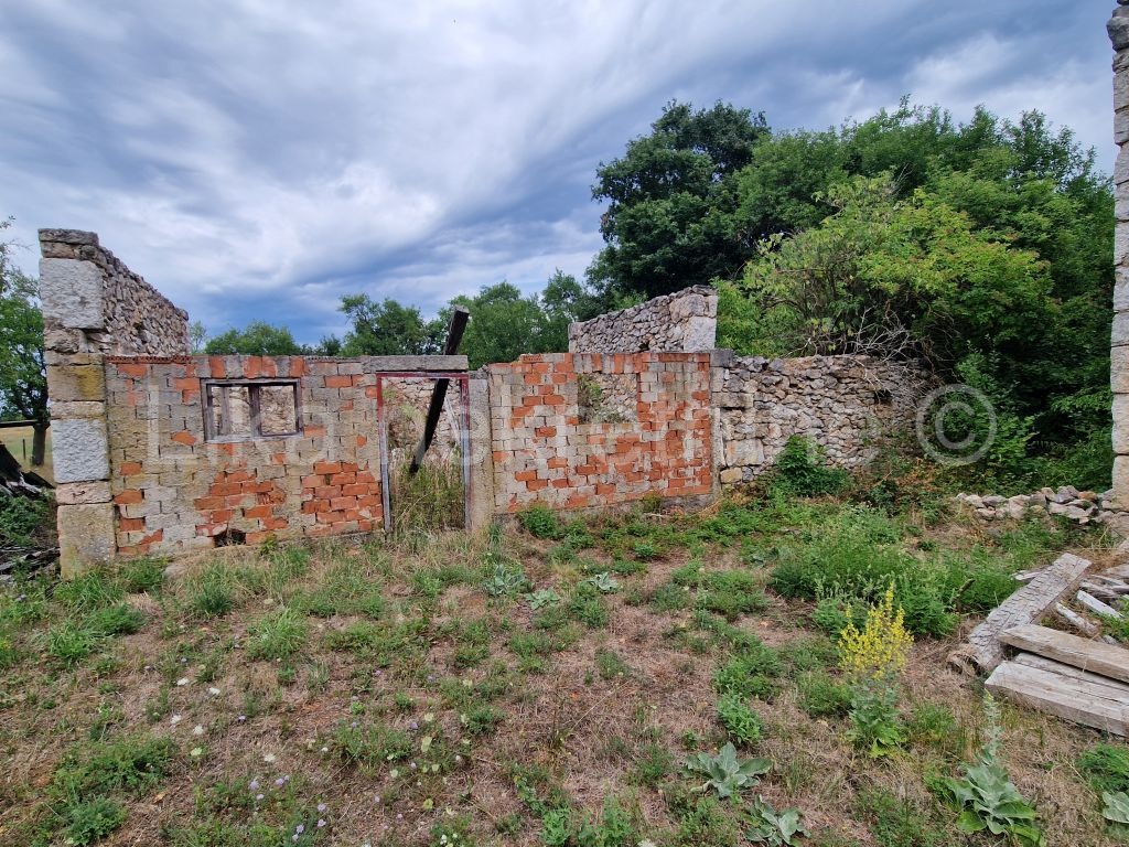 SINAC ( Otočac ) - kuća, pomoćna zgrada, voćnjak, okućnica 2661 m2 (12)