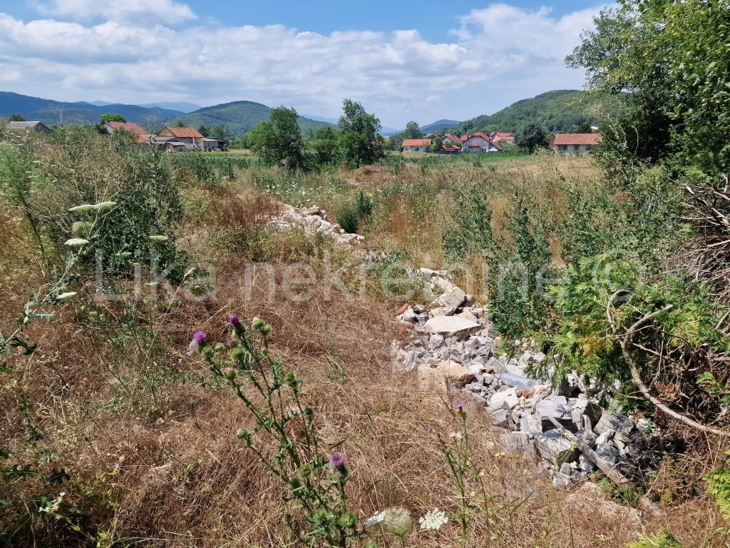 PROZOR ( Otočac ) - građevinsko zemljište, stari temelji kuće (2)