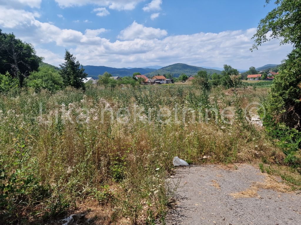 PROZOR ( Otočac ) - građevinsko zemljište, stari temelji kuće