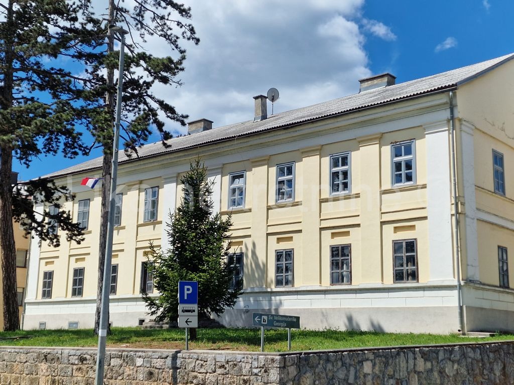 OTOČAC - dvosoban stan 60 m2,  1.kat, namješten