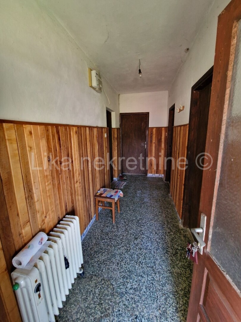 LIČKO LEŠĆE( Otočac )-Kuća katnica, dvorišna zgrada, okućnica 7.350m2 (16)
