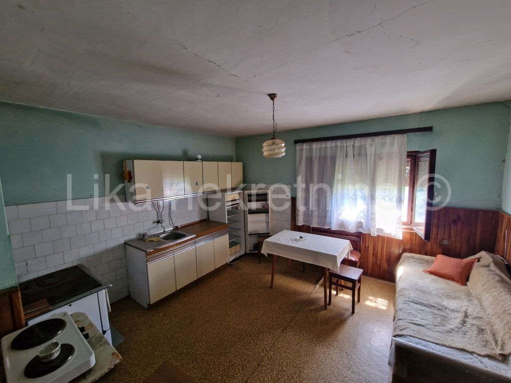 LIČKO LEŠĆE( Otočac )-Kuća katnica, dvorišna zgrada, okućnica 7.350m2 (13)
