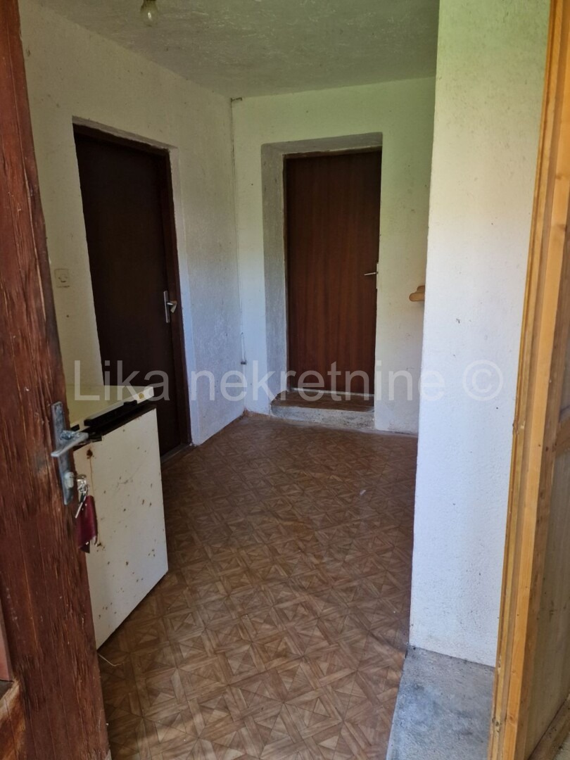 LIČKO LEŠĆE( Otočac )-Kuća katnica, dvorišna zgrada, okućnica 7.350m2 (11)
