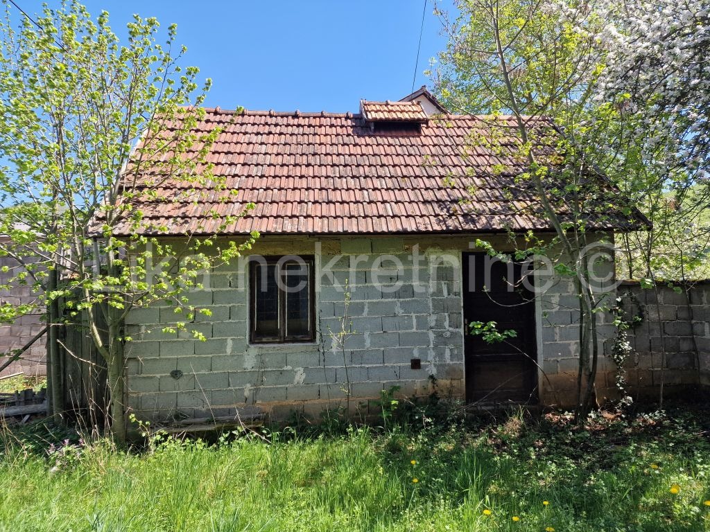 LIČKO LEŠĆE( Otočac )-Kuća katnica, dvorišna zgrada, okućnica 7.350m2 (6)