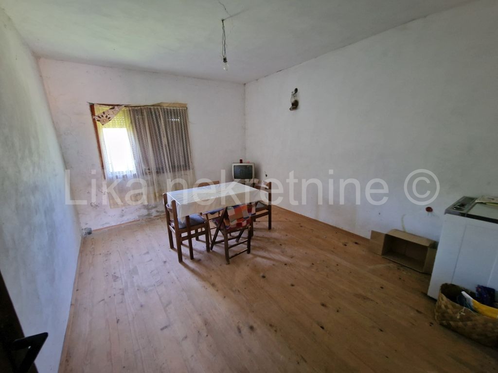LIČKO LEŠĆE( Otočac )-Kuća katnica, dvorišna zgrada, okućnica 7.350m2 (12)