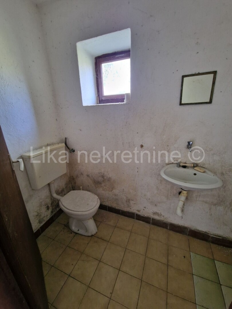 LIČKO LEŠĆE( Otočac )-Kuća katnica, dvorišna zgrada, okućnica 7.350m2 (10)