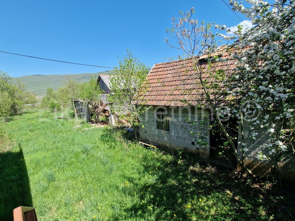 LIČKO LEŠĆE( Otočac )-Kuća katnica, dvorišna zgrada, okućnica 7.350m2 (5)