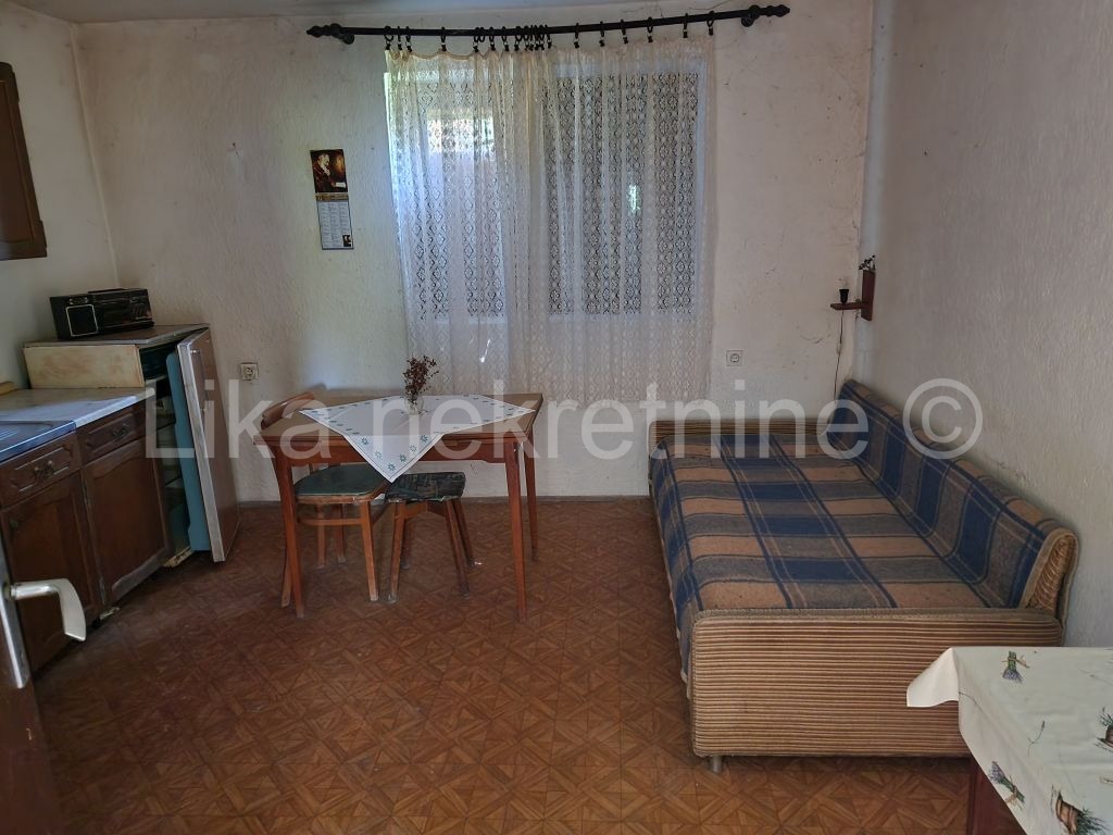 LIČKO LEŠĆE( Otočac )-Kuća katnica, dvorišna zgrada, okućnica 7.350m2 (8)