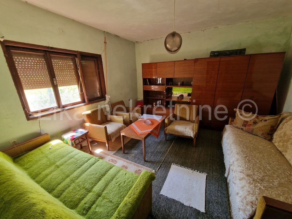 LIČKO LEŠĆE( Otočac )-Kuća katnica, dvorišna zgrada, okućnica 7.350m2 (14)