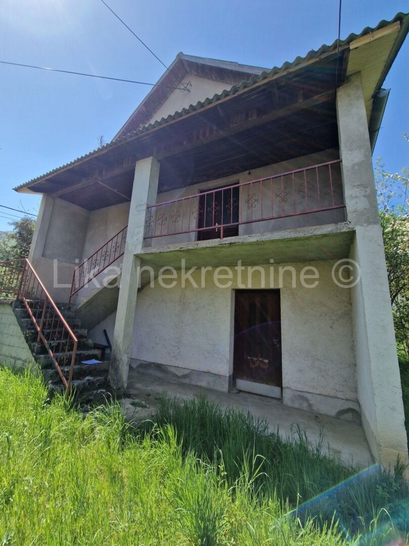 LIČKO LEŠĆE( Otočac )-Kuća katnica, dvorišna zgrada, okućnica 7.350m2 (3)