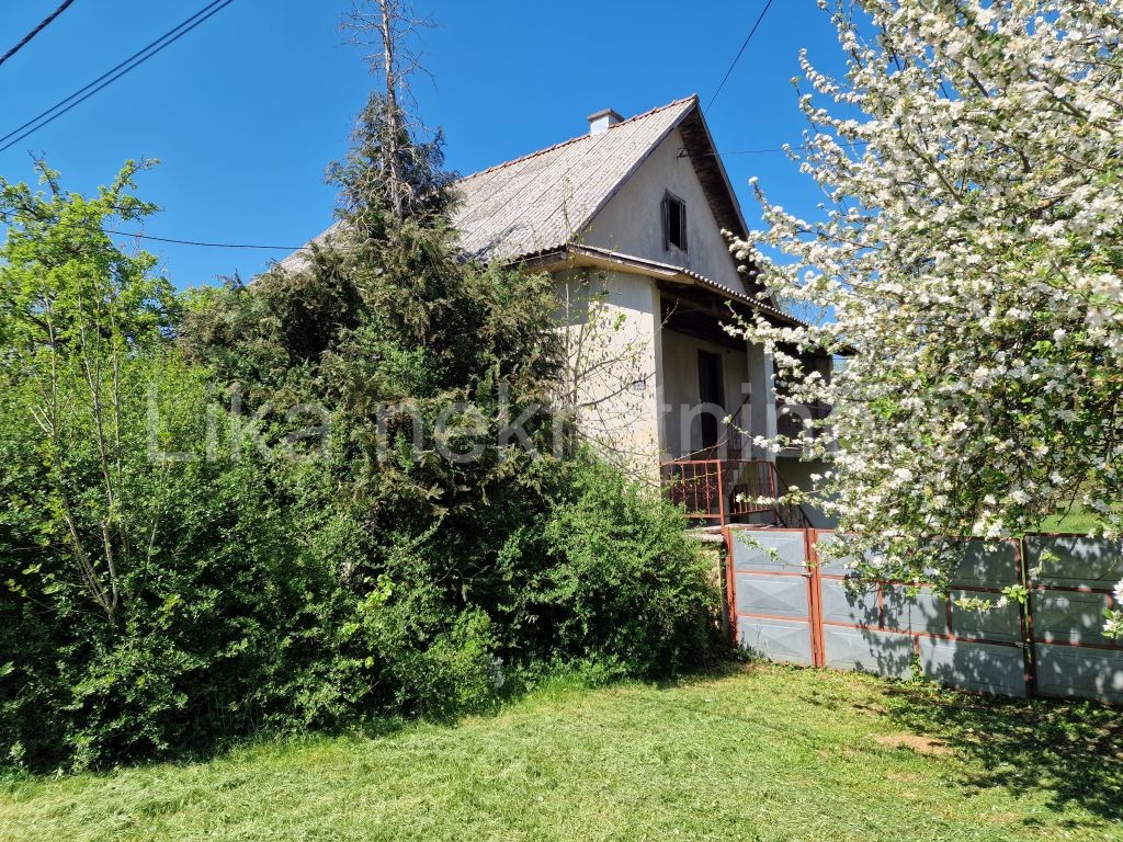 LIČKO LEŠĆE( Otočac )-Kuća katnica, dvorišna zgrada, okućnica 7.350m2 (2)