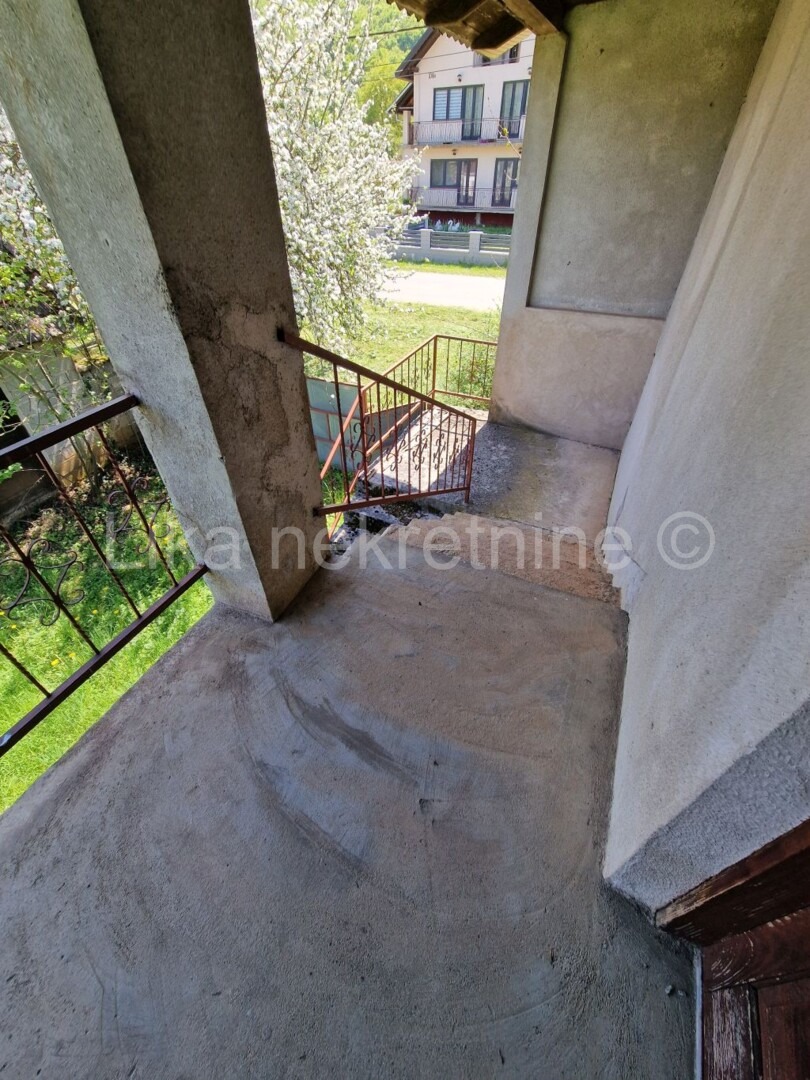 LIČKO LEŠĆE( Otočac )-Kuća katnica, dvorišna zgrada, okućnica 7.350m2 (7)
