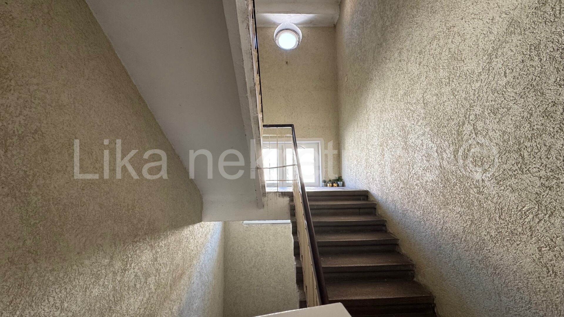Soba /ured 14m2 mogućnost garsonjere-blizina Glavnog kolodvora (5)