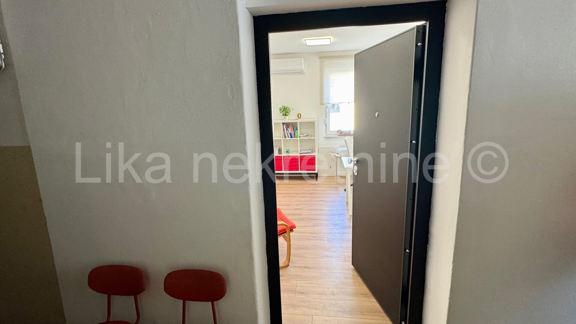 Soba /ured 14m2 mogućnost garsonjere-blizina Glavnog kolodvora (6)