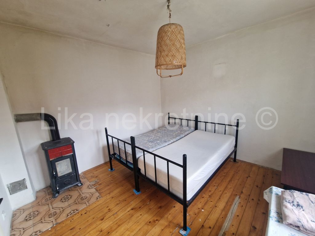 KORENICA - kuća prizemnica 75 m2, dvorište, vrt (8)